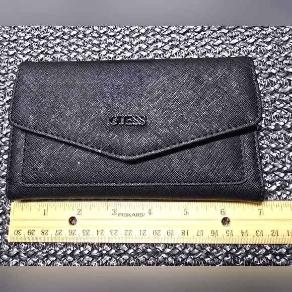 NWOT Guess Black Trifold Ladies Wallet - Picture 1 of 4